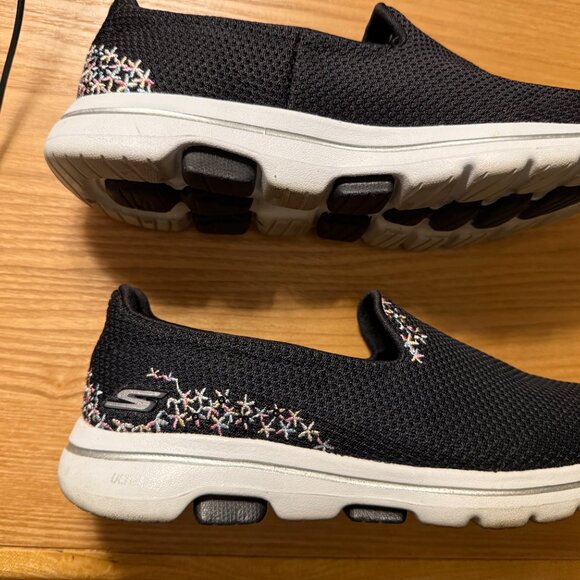 BLACK SKECHERS SLIP ON SNEAKER WITH DESIGN SIZE 7.5 - Picture 3 of 6